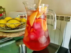 Sangria mit Rosé, Rum und Brandy