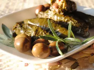 Dolmades mit Reis, Oliven und Rosinen