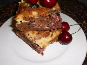 Brownie de ciocolată pestriț cu cireșe