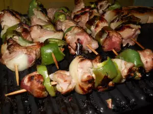 Pinchos de cerdo con pimientos y cebolla