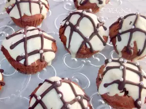 Muffins de chocolate con glaseado de chocolate blanco