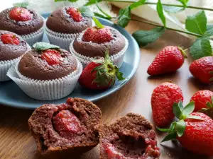 Magdalenas de cacao con fresas enteras