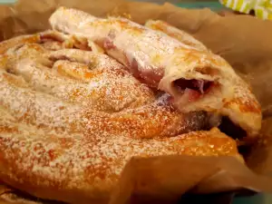 Butterstrudel mit Kirschen und frischer Milch