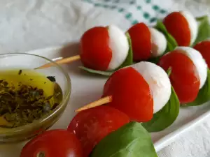 Spieße mit Cherrytomaten und Mozzarella