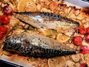 Caballa al horno con vino blanco y cebolla