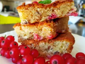 Pastel de chocolate blanco, nueces y grosellas