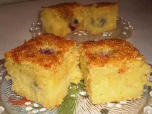 Pastel jugoso de sémola y cerezas