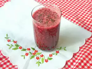 Roter Smoothie mit Chiasamen und Roter Bete