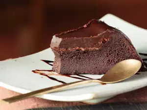 Simple Chocolate Cake with Few Ingredients