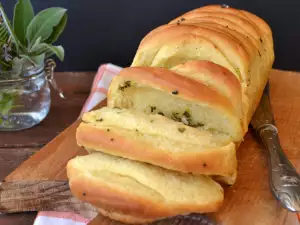 Acordeón de brioche salado con hierbas aromáticas