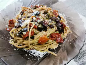 Spaghete cu roșii uscate și pesto