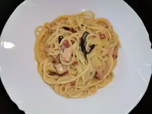 Rijk gevulde spaghetti met champignons en pastrami