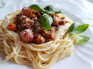 Espaguetis con carne picada de ternera y tomates