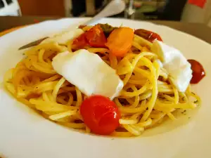 Spaghete cu roșii cherry și mozzarella