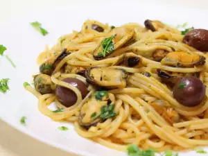 Spaghetti with Mussels and Pesto