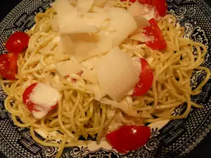 Spaghetti with Pesto and Tomatoes