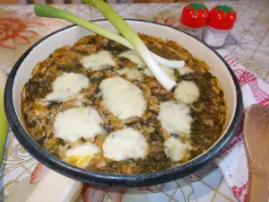 Шпинат, запеченный с рисом, грибами и моцареллой