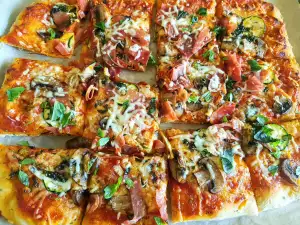 Leichte Pizza mit Spinat, Pilzen und Zucchini