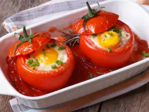 Gefüllte Tomaten mit Eier und Käse