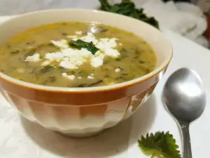 Sopa de ortiga y ajo de oso con queso de oveja