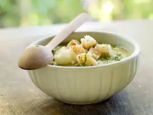 Cremesuppe aus Erbsen und Kartoffeln