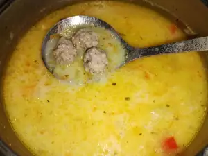 Супа топчета с вкусна застройка