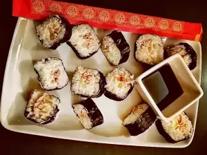 Delicioso sushi con salmón