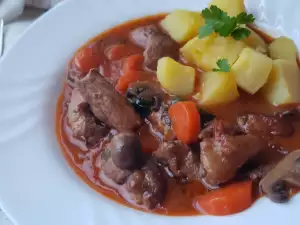 Traditionelles Schweinegulasch mit Soße