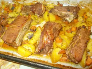 Oven-Baked Pork Ribs with Potatoes and Carrots