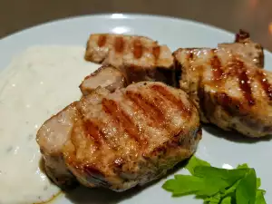 Gegrillte Schweinerücken Steaks mit Blauschimmelkäse Soße