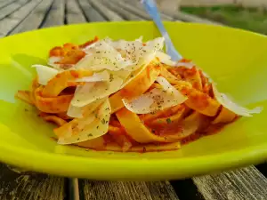 Tagliatelle con salsa napolitana