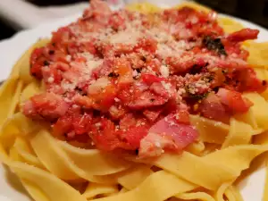 Tagliatelle con salsa de tomate, cebolla y bacon