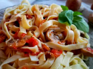 Tagliatelle con champiñones y salsa de tomate