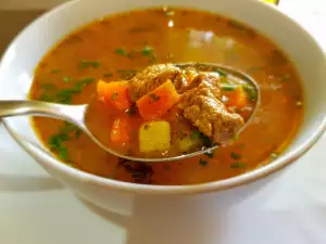 Rindfleischsuppe mit Kartoffeln und Karotten