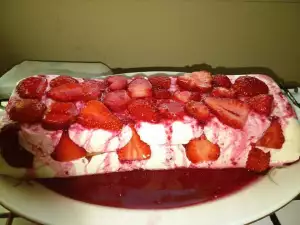 Terrine mit hausgemachter Creme und Erdbeeren