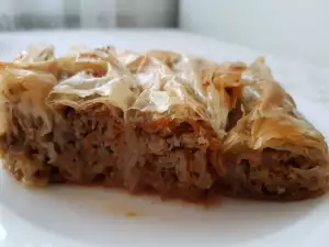 Тыквенный пирог с сиропом, грецкими орехами и корицей