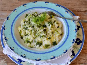 Vegan courgette met rijst in een pan