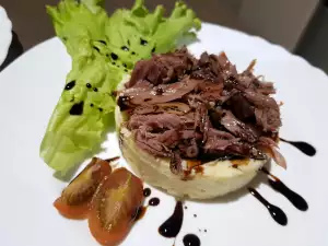 Timbale mit Entenfleisch und Kartoffelpüree