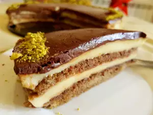 Tort cu cremă de vanilie și ciocolată