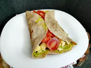 Tortilla mexicana con aguacate y huevos