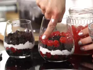 Trifle de cerezas con galletas de chocolate