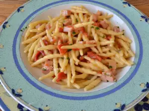 Pasta Trofie mit gerösteten Paprika, Schinken und Gorgonzola