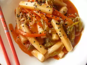 Tteokbokki vegetariano con salsa agridulce