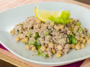 Salat mit Thunfisch, Kichererbsen und Lauchzwiebeln