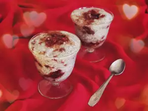 Budincă vegană de chia, cu dulceață de fragi