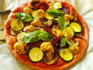 Vegane Pizza mit Rote Bete Teig