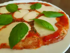 Vegetarische Pizza mit Mozzarella, Mascarpone und Blumenkohl