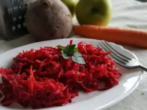 Salată de vitamine din sfeclă, morcovi și mere