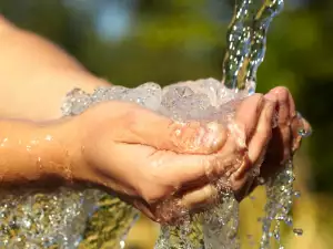 вода