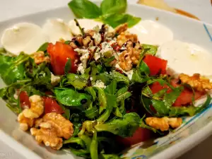 Salade met walnoten, mozzarella en blauwe kaas